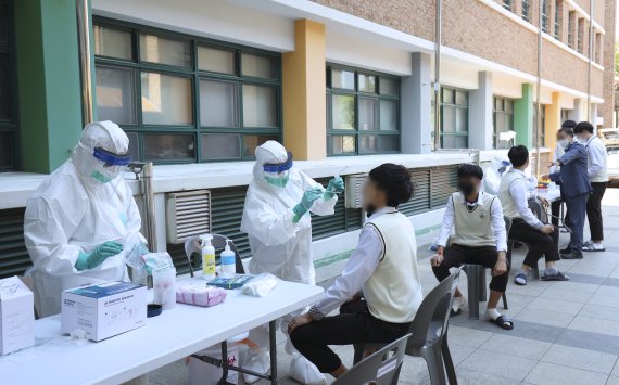 3일 오후 울산 북구 마이스터고등학교에 설치된 신종 코로나바이러스 감염증(코로나19) 이동형 PCR 검사소에서 학생들이 검사를 받고 있다. 2021.5.3/뉴스1 © News1 윤일지 기자