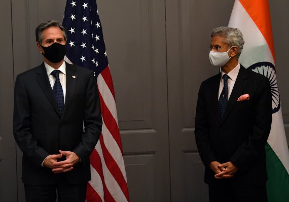 지난 3일(현지시간) 영국 런던에서 열린 G7외교개발장관회의 계기에 미국 토니 블링컨 국방장관, 인도 수브라마냠 자이샨카르 외교장관이 만나고 있다. 이번 인도 대표단 가운데 코로나19 확진자가 2명이 나오면서, 현재 인도 외교장관은 화상으로 회의에 참석하고 있다. 로이터 뉴스1
