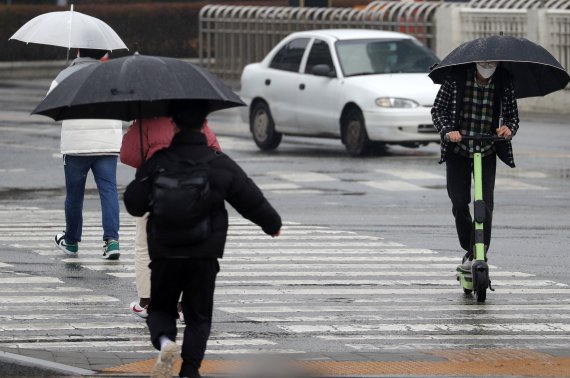 전북 전주시 백제대로에서 우산을 쓴 시민들이 발걸음을 재촉하고 있다./© News1 유경석 기자