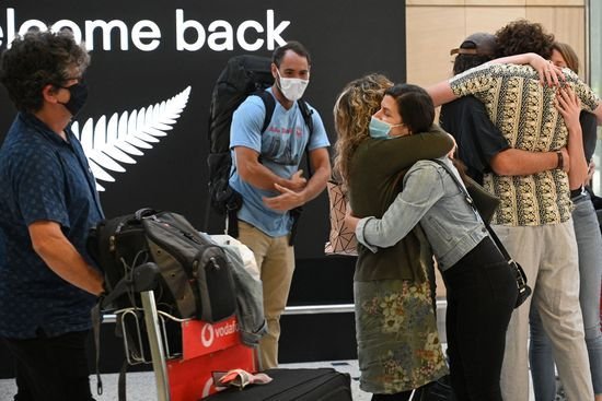 4월19일 세계 최초의 트래블 버블 실시로 뉴질랜드와 호주 간 격리 없이 만나게 된 가족이 시드니 공항에서 재회하며 기뻐하고 있다. © AFP=뉴스1
