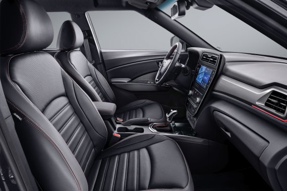 2022 티볼리 R-Plus 블랙&화이트 인테리어© 뉴스1