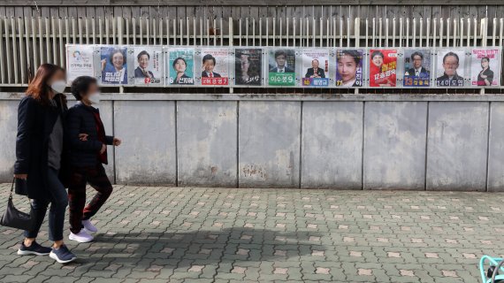 2021 재·보궐선거를 하루 앞둔 지난 4월6일 오전 서울 송파구 올림픽선수기자촌 아파트에 걸린 선거 벽보 앞을 시민들이 지나가고 있다. /사진=뉴시스