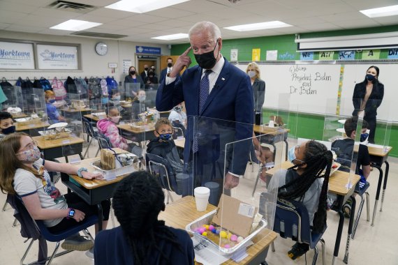 [요크타운=AP/뉴시스]조 바이든 미국 대통령이 3일(현지시간) 버지니아주 요크타운에 있는 요크타운 초등학교를 방문해 학생들과 대화하고 있다. 바이든 대통령은 앞서 발표한 1조8천억 달러(약 2014조 원) 규모의 '미국 가족계획' 중 일부인 교육과 자녀에 대한 지출을 늘리려는 계획을 홍보하기 위해 부인 질 바이든 여사와 함께 버지니아를 방문했다. 2021.05.04.