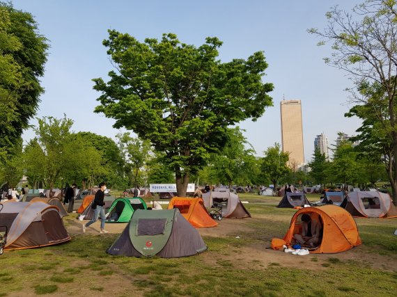 지난 3일 오후 서울 여의도 한강공원에 텐트를 설치한 시민들. /사진=윤홍집 기자