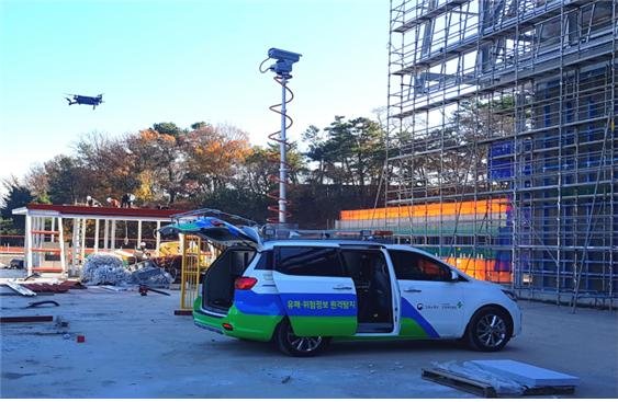 [서울=뉴시스] 드론과 CCTV를 갖춘 특수차량 모습. (사진=안전보건공단 제공) 2021.5.4. photo@newsis.com