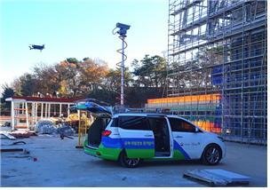 드론, CCTV를 갖춘 특수차량이 건설현장 안전을 비대면으로 점검하고 있다. (안전보건공단 제공)