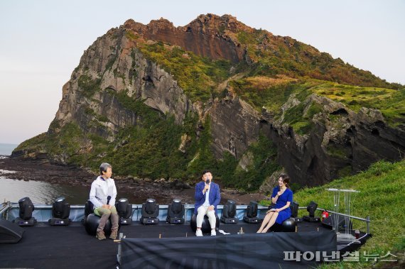 원희룡 제주도지사(가운데)가 2020 세계유산축전 기념식에서 인사말을 하고 있다. /사진=fnDB