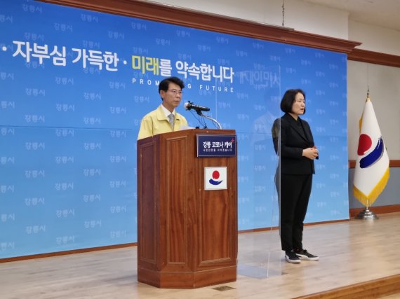 김한근 강릉시장 코로나19 긴급브리핑 2021.5.4./뉴스1
