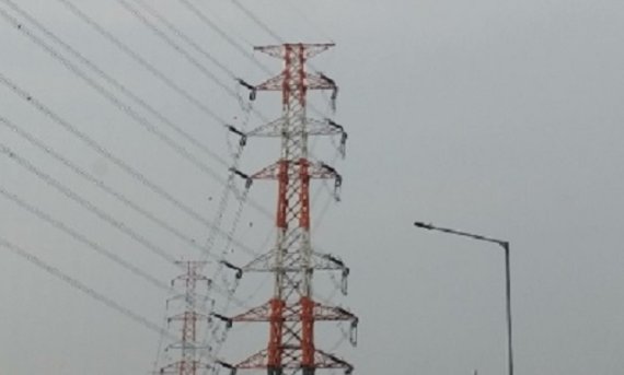 4일 한국전력 동해안동해안∼신가평 특별대책본부는 500KV HDC동해안∼신가평 송전선로 건설사업 서부구간 입지선정위원회를 한전 경인건설본부에서 개최, 입지선정위원회 주민대표 위원 재구성방안 안건은 지난 12차 회의에서 경과대역이 확정됨에 따라 경과대역내 주민대표로 입선위원을 재구성하기 위하여 논의한 결과, 경과대역내 지자체별 읍면 주민대표를 5명으로 확대, 재구성하기로 의결하고, 향후 홍천군 경과대역에 대한 재논의 등 경과지 선정을 위해 지속적으로 지자체와의 소통을 할 예정이다.” 고 밝혔다.