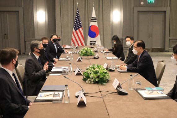 정의용 외교부 장관은 런던 G7 외교·개발장관회의 참석 계기 5월3일 오전(현지시간) 안토니 블링컨(Antony J. Blinken) 미국 국무부장관과 회담을 갖고 한미 정상회담 준비, 한반도 문제, 지역 및 글로벌 현안 등 상호 관심사에 대해 논의했다. 사진/외교부 제공, 뉴시스.