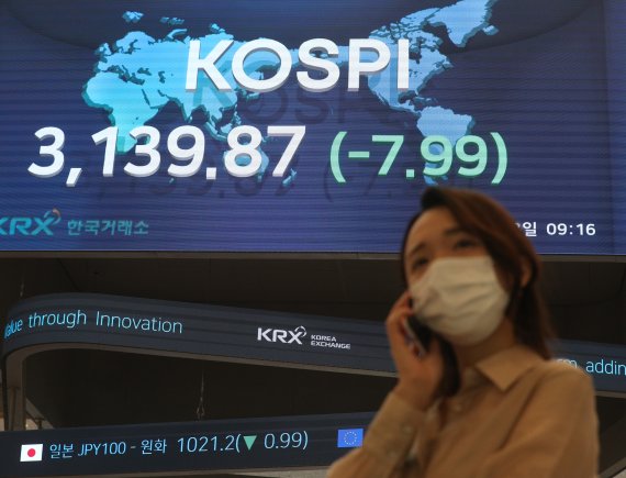 3일 오전 서울 여의도 한국거래소 전광판에 코스피 지수가 나타나고 있다. 2021.5.3/뉴스1 © News1 신웅수 기자