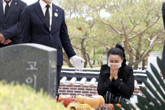 어린이날인 5일 광주 북구 운정동 국립 5·18민주묘지 故전재수군 묘역에서 동생 전영애씨가 오빠의 묘역에서 눈물 흘리고 있다. 2021.5.5/뉴스1 © News1 허단비 기자