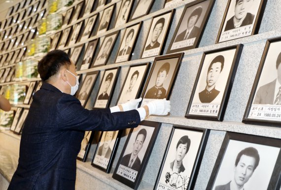 어린이날인 5일 광주 북구 운정동 국립 5·18민주묘지 유영봉안소에 故전재수군의 영정사진이 41년만에 놓여지고 있다. 2021.5.5/뉴스1 © News1 허단비 기자