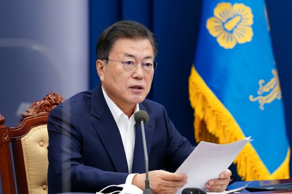 문재인 대통령이 지난 3일 청와대 여민관에서 열린 코로나19 대응 특별방역점검회의에서 발언하고 있다. 뉴스1 제공