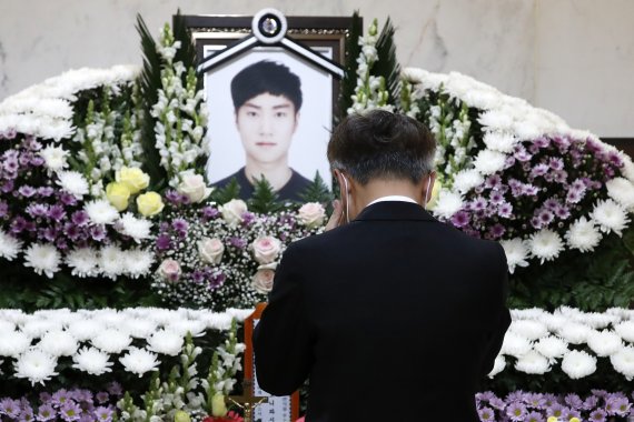 5일 오전 서울 서초구 서울성모병원에서 지난달 25일 새벽 반포 한강 둔치에서 실종된지 6일만에 주검으로 발견된 대학생 고(故) 손정민군의 발인을 앞두고 아버지 손현씨가 눈물을 훔치고 있다. 2021.5.5/뉴스1 © News1 이승배 기자