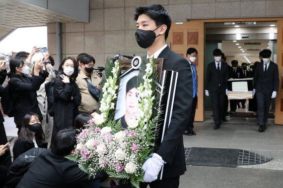 지난 5일 오전 서울 서초구 서울성모병원에서 지난달 25일 새벽 반포 한강 둔치에서 실종된지 5일 만에 주검으로 발견된 대학생 고 손정민군의 발인식이 엄수되고 있다. / 사진=뉴스1