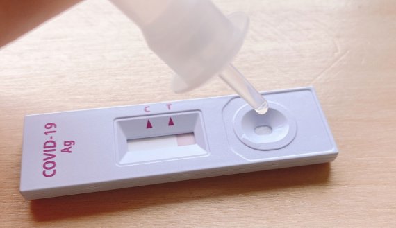 자가진단키트 사용방법. 검체를 체취한 면봉을 용액통에 넣고 저은 뒤 이를 검사키트에 4~5방울 떨어뜨린 후 반응을 보면 된다. 사진=김문희 기자
