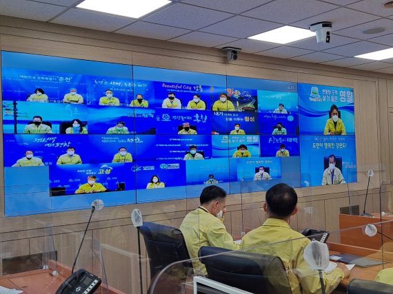 최문순 강원도지사는 5일 영월 양돈농장 아프리카돼지열병(ASF) 발생에 따른 긴급 회의를 갖고 차단방역에 총력을 기울일 것을 주문했다.(강원도 제공) 2021.5.5/뉴스1