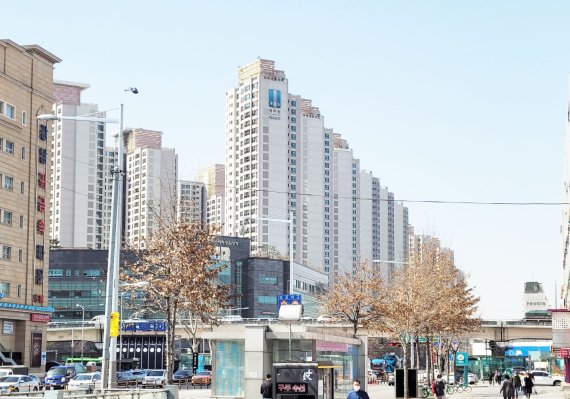 2000세대가 넘는 서울 반포주공1단지의 이주 일정이 확정되면서 반포동 일대 전세매물이 품귀현상을 빚고있다. 반포동 일대 아파트 전경. 사진=박지영 기자