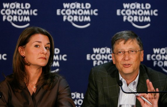 마이크로소프트(MS) 창업주 빌 게이츠(오른쪽)와 부인 멜린다 게이츠가 2009년 1월 다보스 세계경제포럼(WEF)에 참석한 모습. © 로이터=뉴스1