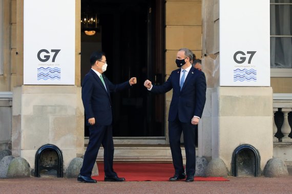 G7 외교·개발장관 회의 참석차 영국 런던을 방문중인 정의용 외교부 장관이 5일(현지시간) 영접 나온 영국 도미닉 랍 외교장관과 주먹인사 하고 있다. 사진=외교부 페이스북, 뉴시스.