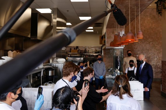 미국의 코로나19 백신 접종 확대로 식당 영업이 정상화된 가운데 5월 5일(현지시간) 조 바이든(오른쪽) 미 대통령이 워싱턴의 한 멕시코 식당을 방문해 포장음식을 사가고 있다. 미 6월 신규고용은 식당 등 접객업을 중심으로 대폭 증가했다. 로이터뉴스1