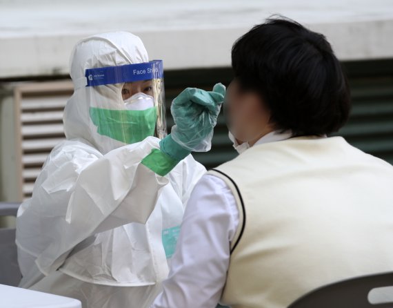 울산 북구의 한 고등학교에 설치된 코로나19 이동형 PCR 검사소에서 한 학생이 검사를 받고 있다. /사진=뉴스1