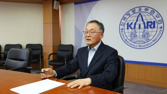 한국항공우주연구원 이상률 원장이 6일 온라인 기자간담회를 갖고 항공우주연구원이 진행하고 있는 우주개발사업에 대해 설명하고 있다. 항공우주연구원 제공