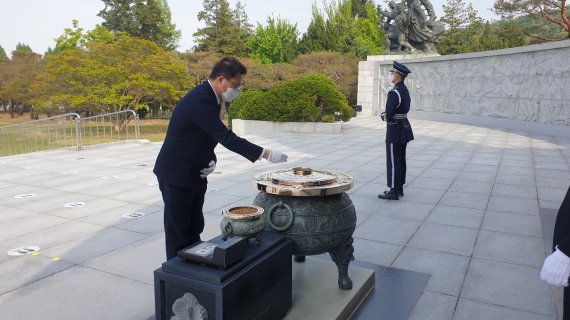 '김대중이희호기념사업회' 조순열 신임 이사장 현충원 참배..첫 행보