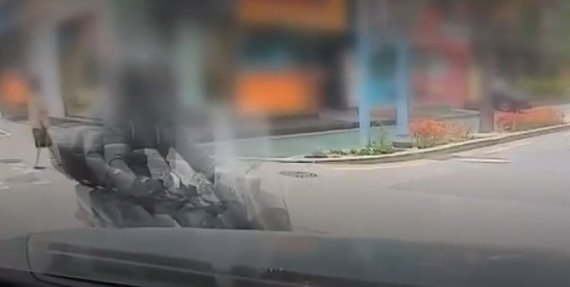 '빨간불 비보호 좌회전' 김흥국 vs 멈춘 차 스쳐가는 오토바이