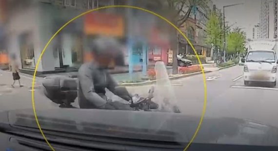 '빨간불 비보호 좌회전' 김흥국 vs  멈춘 차 스쳐가는 오토바이