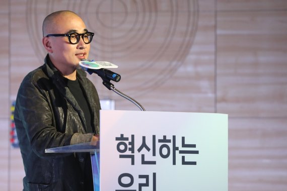 1000억대 사재 턴 김봉진…배민라이더에게 '주식 선물' 지급