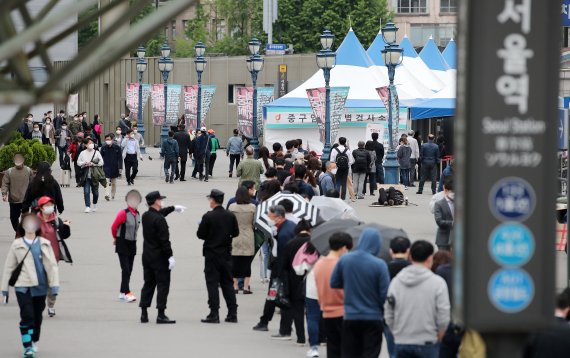 7일 서울 중구 서울역광장에 마련된 신종 코로나바이러스 감염증(코로나19) 임시선별진료소에서 시민들이 검사를 받기 위해 줄을 서 있다./뉴스1 © News1 김진환 기자