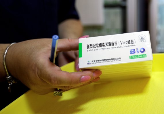 북마케도니아 동부의 도시 슈티프에서 6일(현지시간) 한 의료진이 중국 시노팜이 제조한 코로나19 백신을 들고 있다. WHO는 7일 시노팜 백신을 6번째 긴급사용이 가능한 백신으로 추가했다. 로이터뉴스1