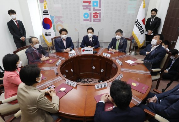 김기현 국민의힘 당대표 권한대행 겸 원내대표가 6일 오후 서울 여의도 국회에서 열린 제1차 전당대회 준비위원회의에서 발언을 하고 있다. 2021.5.6/뉴스1 © News1 이동해 기자 /사진=뉴스1