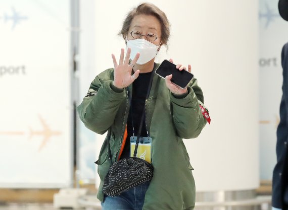 (인천공항=뉴스1) 김진환 기자 = 한국 배우로는 처음으로 아카데미 여우조연상을 받은 배우 윤여정이 8일 오전 미국 일정을 마치고 인천국제공항 제2터미널을 통해 입국하고 있다. 앞서 윤여정은 지난달 25일(현지시각) 미국 로스앤젤레스 유니언 스테이션에서 열린 제93회 아카데미 시상식에서 영화 '미나리'로 여우조연상을 받았다. 2021.5.8/뉴스1 /사진=뉴스1화상