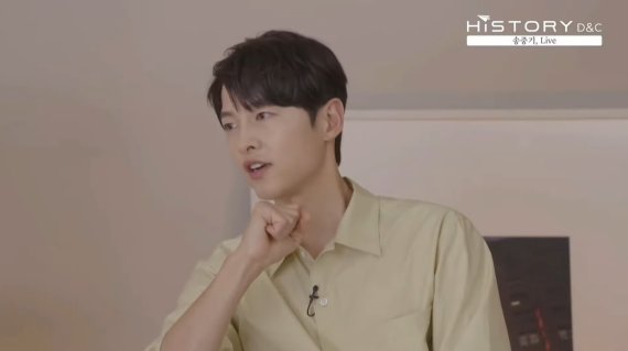 [서울=뉴시스] 배우 송중기. 사진 = 송중기 온라인 팬미팅 '송중기, 라이브' 영상 캡처. 2021.5.08. photo@newsis.com