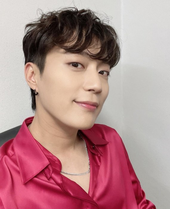 [서울=뉴시스] 그룹 '하이라이트' 윤두준. 사진 = 윤두준 인스타그램. 2021.5.08. photo@newsis.com