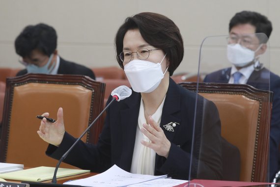 임혜숙 과학기술정보통신부 장관 후보자가 4일 오전 서울 여의도 국회에서 열린 과학기술정보방송통신위원회 인사청문회에서 의원질의에 답하고 있다. 2021.5.4/뉴스1 © News1 이동해 기자
