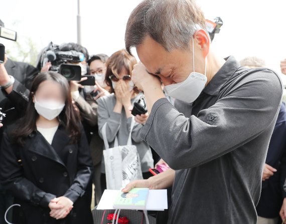 고 손정민씨의 아버지 손현씨가 어버이날 서울 서초구 반포한강공원 택시승강장 앞에서 아들의 그림을 선물로 받은 후 눈물을 흘리고 있다. 뉴스1