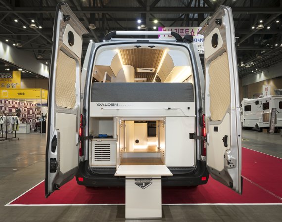 르노 마스터 15인승 버스 기반 캠핑카의 모습