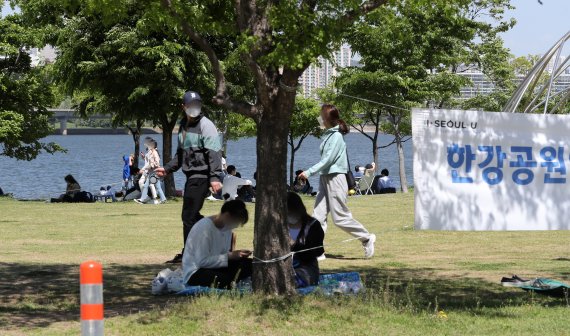 지난 9일 오후 서울 여의도한강공원을 찾은 시민들이 휴일을 즐기고 있다. 뉴스1 제공