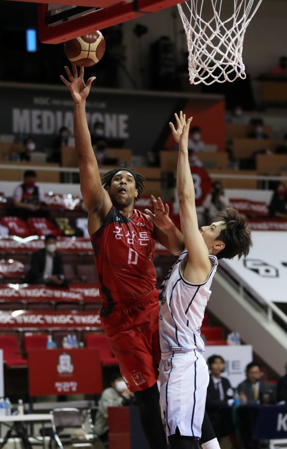 [안양=뉴시스]고범준 기자 = 9일 오후 경기도 안양실내체육관에서 열린 2020-2021 프로농구 챔피언결정전 안양 KGC 인삼공사와 전주 KCC 이지스의 4차전 경기, 안양 제러드 설린저가 슛팅을 하고 있다. 2021.05.09. bjko@newsis.com