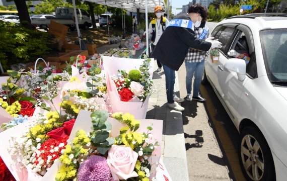 '드라이브스루 꽃시장' 가득 채운 화사한 꽃다발