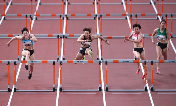 지난 9일 일본 도쿄 국립경기장에서 열린 도쿄올림픽 육상 테스트 대회가 열려 420명의 선수가 참여했다. 여자 100m허들 경기 장면. 로이터 뉴스1