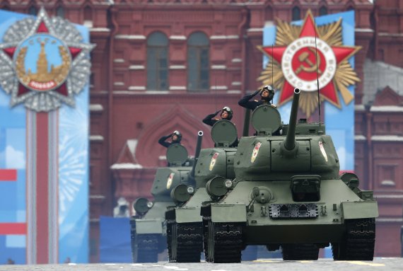2차세계대전 승전 기념일인 9일(현지시간) 러시아 모스크바에서 열린 군사 퍼레이드에서 당시 사용됐던 옛 소련 T-34 전차들이 지나가고 있다.AP뉴시스
