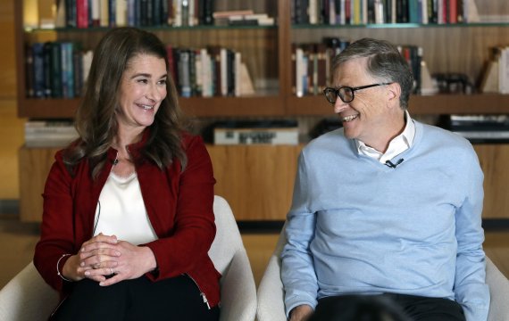 빌 게이츠와 멀린다 게이츠 부부가 지난 2019년 미국 워싱턴주 커클랜드에서 공동 인터뷰를 하며 웃고 있다. 뉴시스 제공