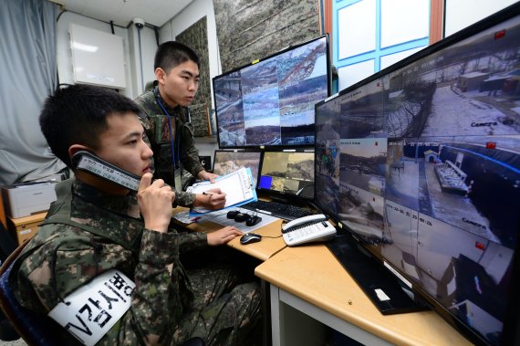 육군 6사단 최전방 GOP소초에서 감시병이 CCTV를 통해 철책선 주변을 감시하고 있다. 2014.12.25/뉴스1 © News1 한재호 기자