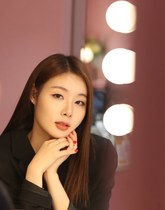 [서울=뉴시스]조수정 기자 = 뮤지컬 '시카고' 배우 민경아가 3일 서울 강남구 한 카페에서 뉴시스와 인터뷰 하고 있다. 2021.05. chocrystal@newsis.com