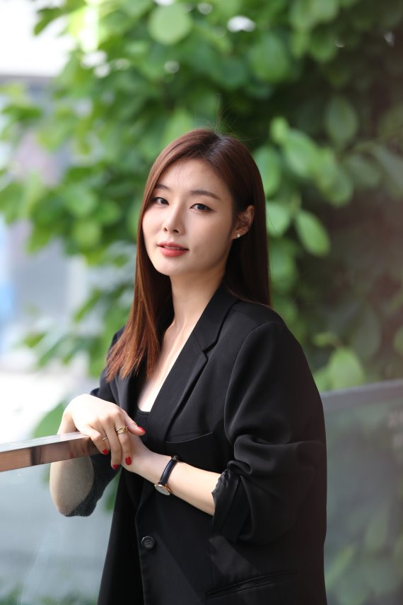 [서울=뉴시스]조수정 기자 = 뮤지컬 '시카고' 배우 민경아가 3일 서울 강남구 한 카페에서 뉴시스와 인터뷰 하고 있다. 2021.05. chocrystal@newsis.com